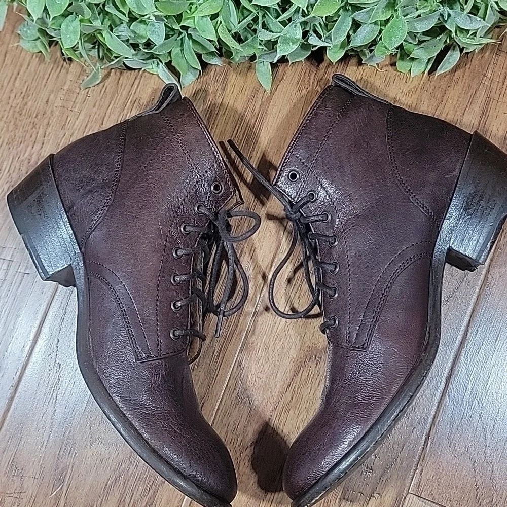 Vintage Frye Carson Dark Brown Leather Lace Up Booties - Picture 1 of 16